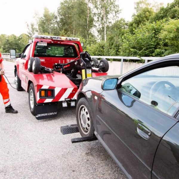 Få hjälp i nöden 2 Bärgning på E4:an. Bilbärgning dygnet runt. Räddningskåren